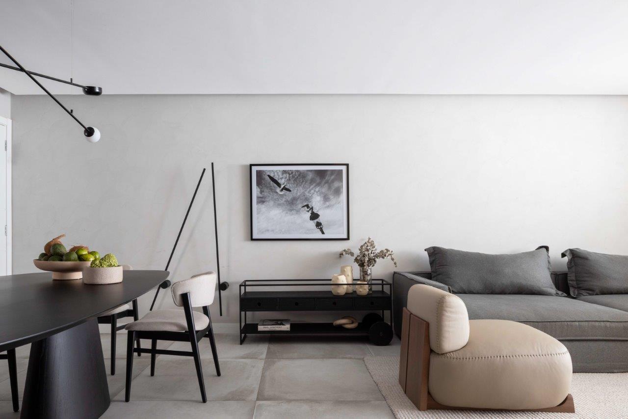 Escritório DC55 Arquitetura redefine apartamento com projeto minimalista e elegante