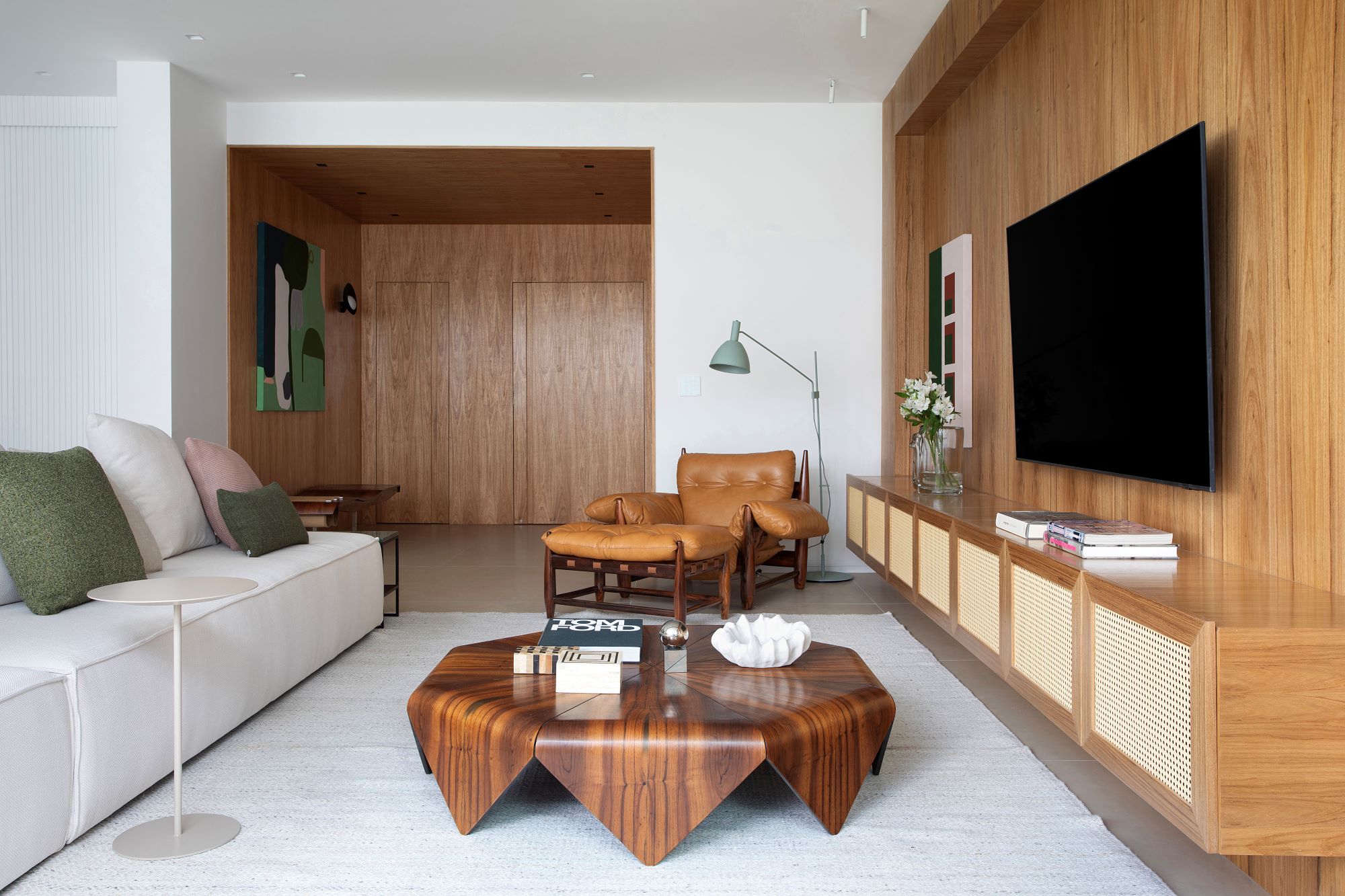 Charme modernista em apê contemporâneo em “Copanema”