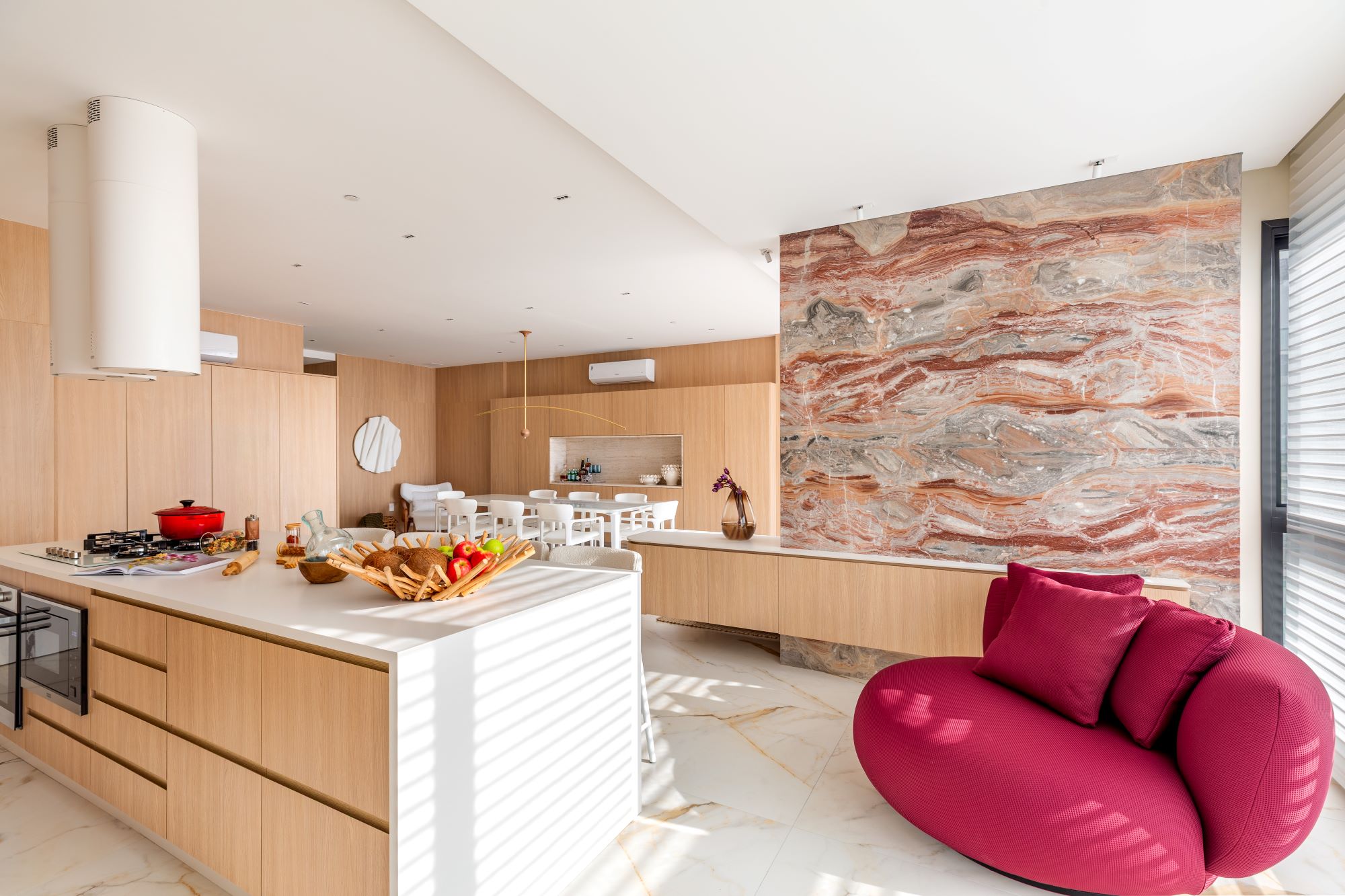Orobico Rosso: mármore italiano com cores do vermelho ao branco é protagonista em ambiente na CASACOR 2025