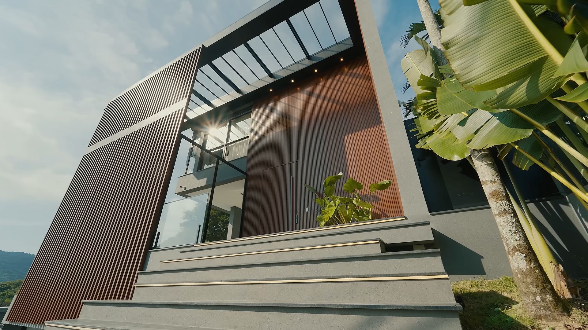 Mansão triplex de R$ 28 milhões com vista para o mar de Balneário Camboriú chama atenção pelo luxo e exclusividade