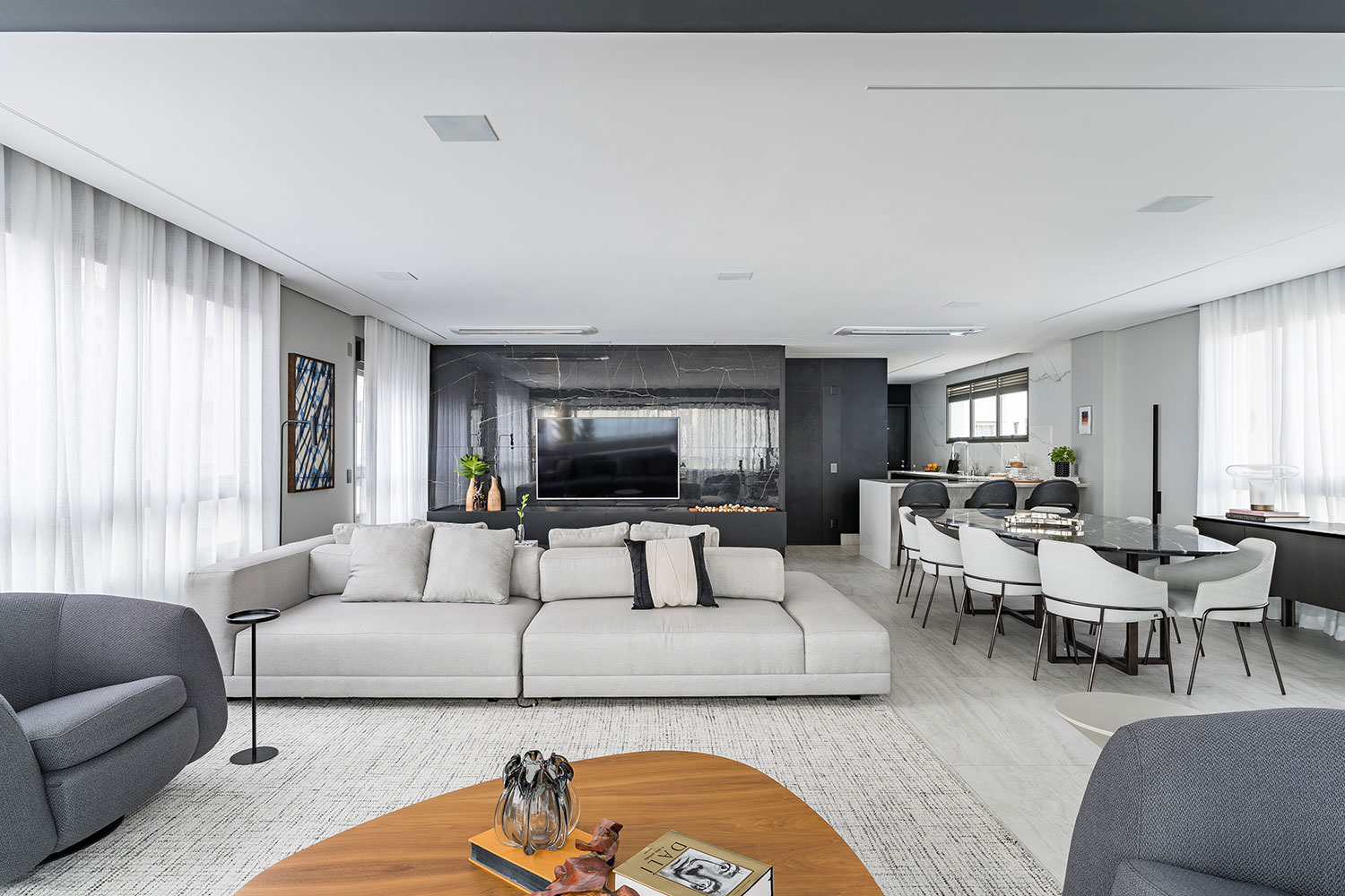 Reforma de apartamento destaca a predominância do preto, atmosfera  acolhedora e móveis com design contemporâneo