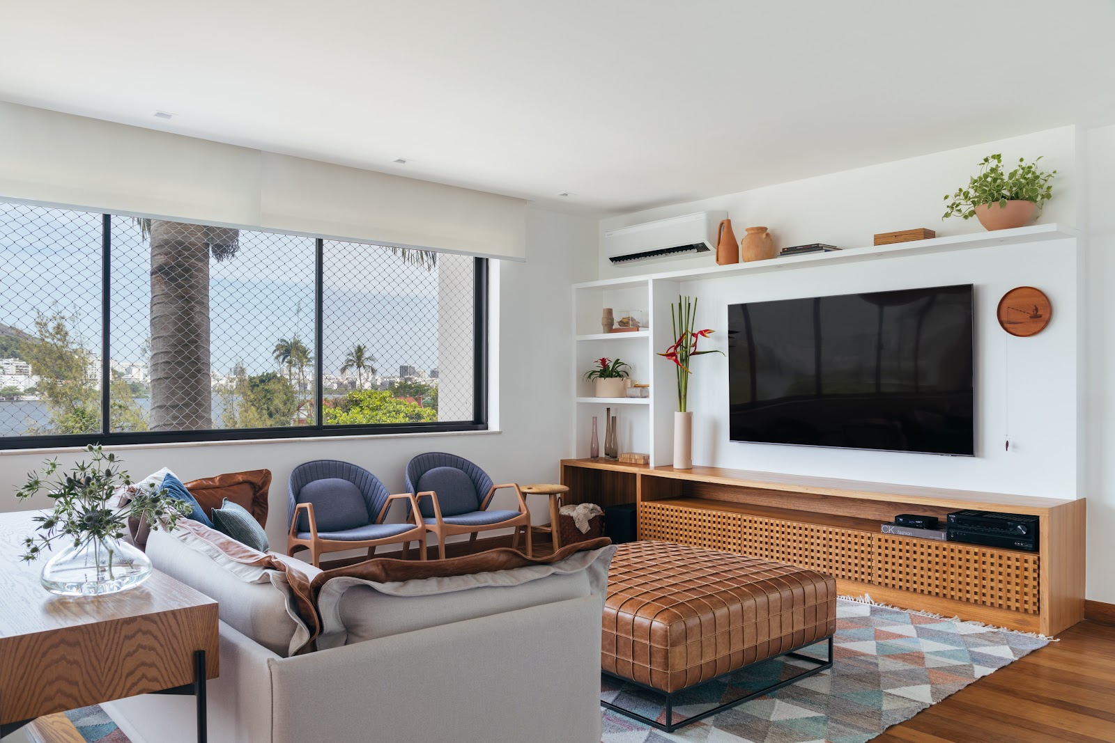 Decoração contemporânea e aconchegante na lagoa