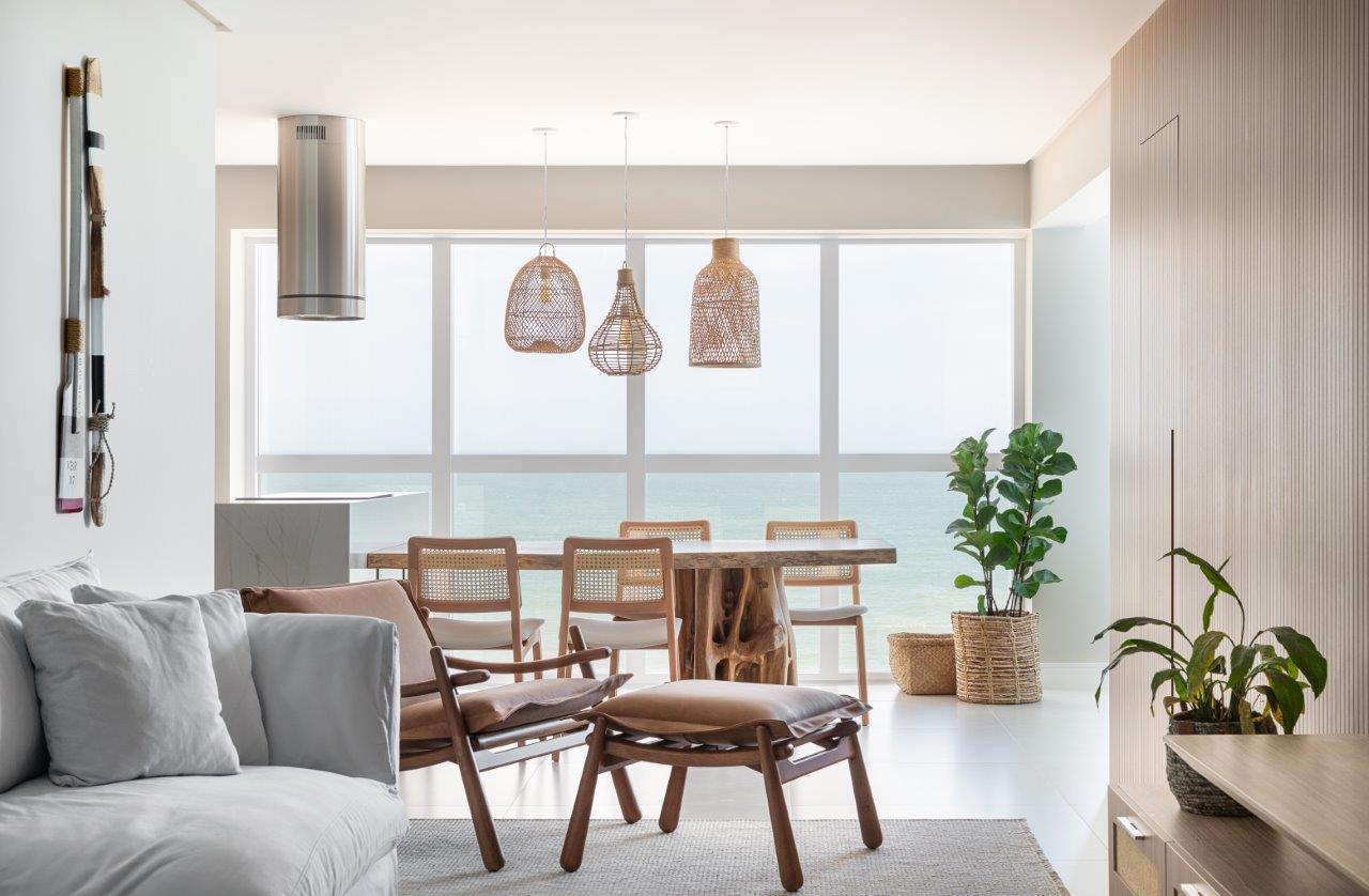 Paulo Spessatto assina apartamento à beira-mar com estética naturalista e atmosfera acolhedora