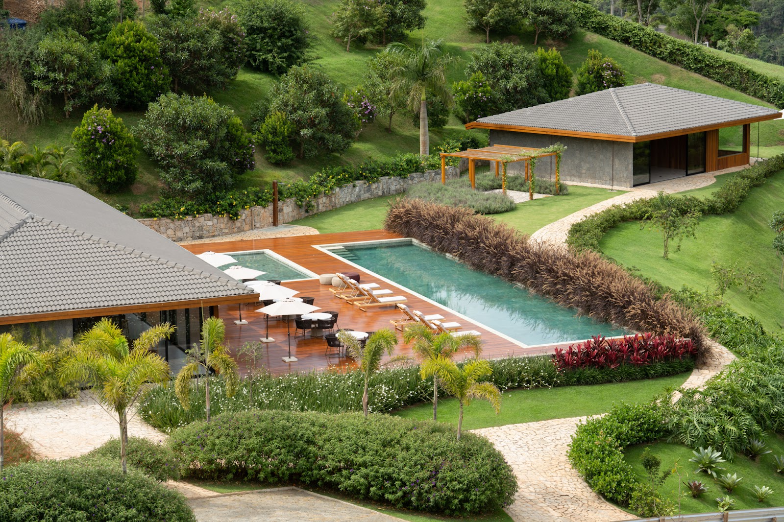 Ana Veras assina jardim sensorial de 10 mil m² no condomínio Quinta das Amoras, em Teresópolis