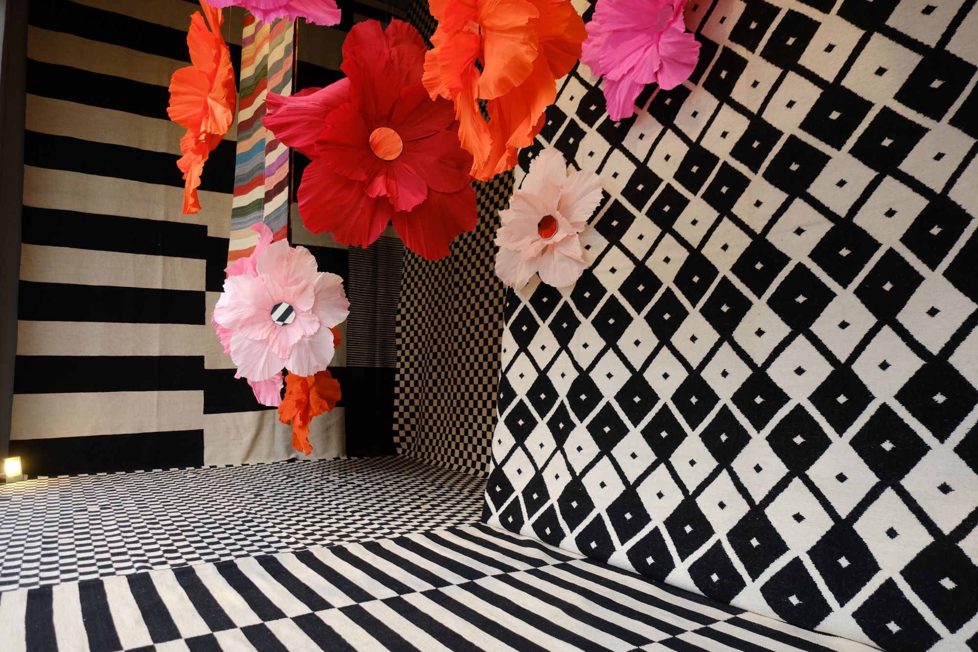 Botteh Handmade Rugs inaugura vitrine assinada pelo Bo. Arch Studio inspirada em Burle Marx e Vivaldi