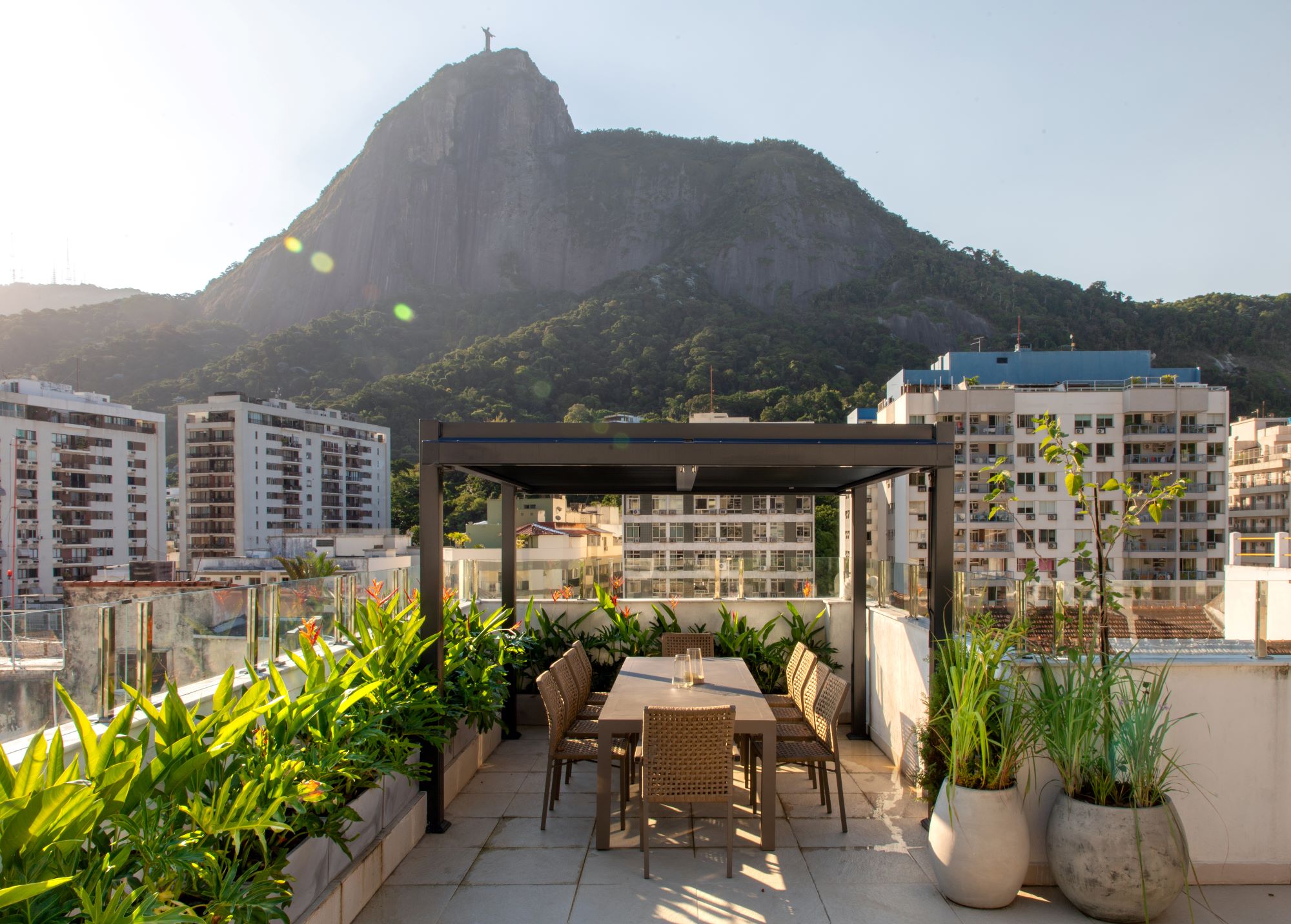Entre o verde e a luz: paisagismo conecta cobertura à natureza com leveza e sutileza