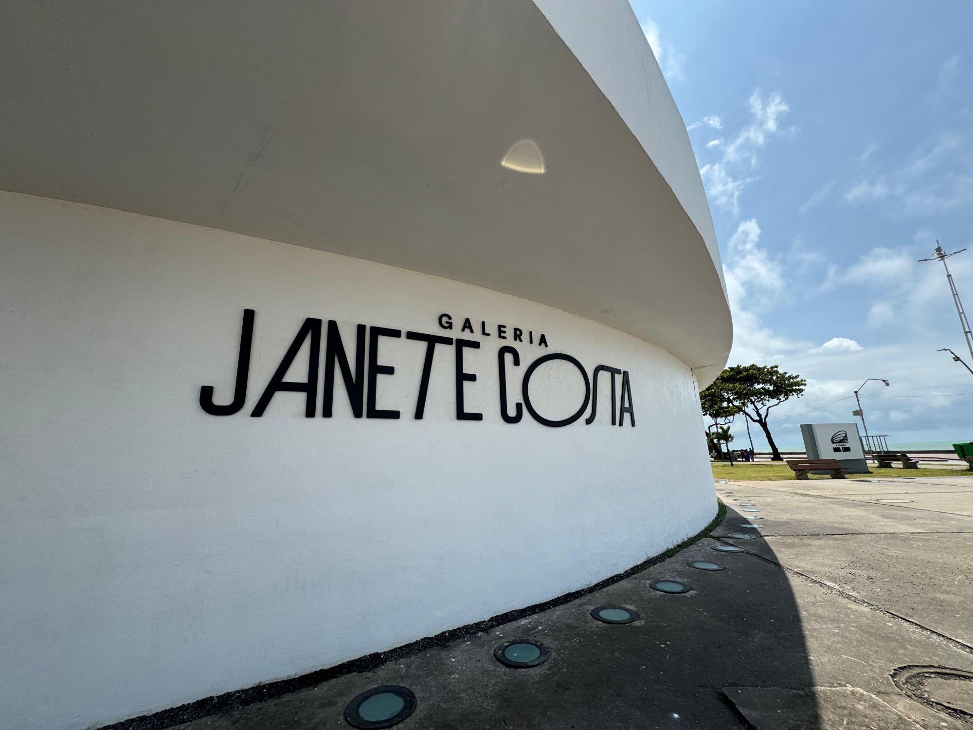 Galeria Janete Costa recebe exposição individual de Samira Pavesi
