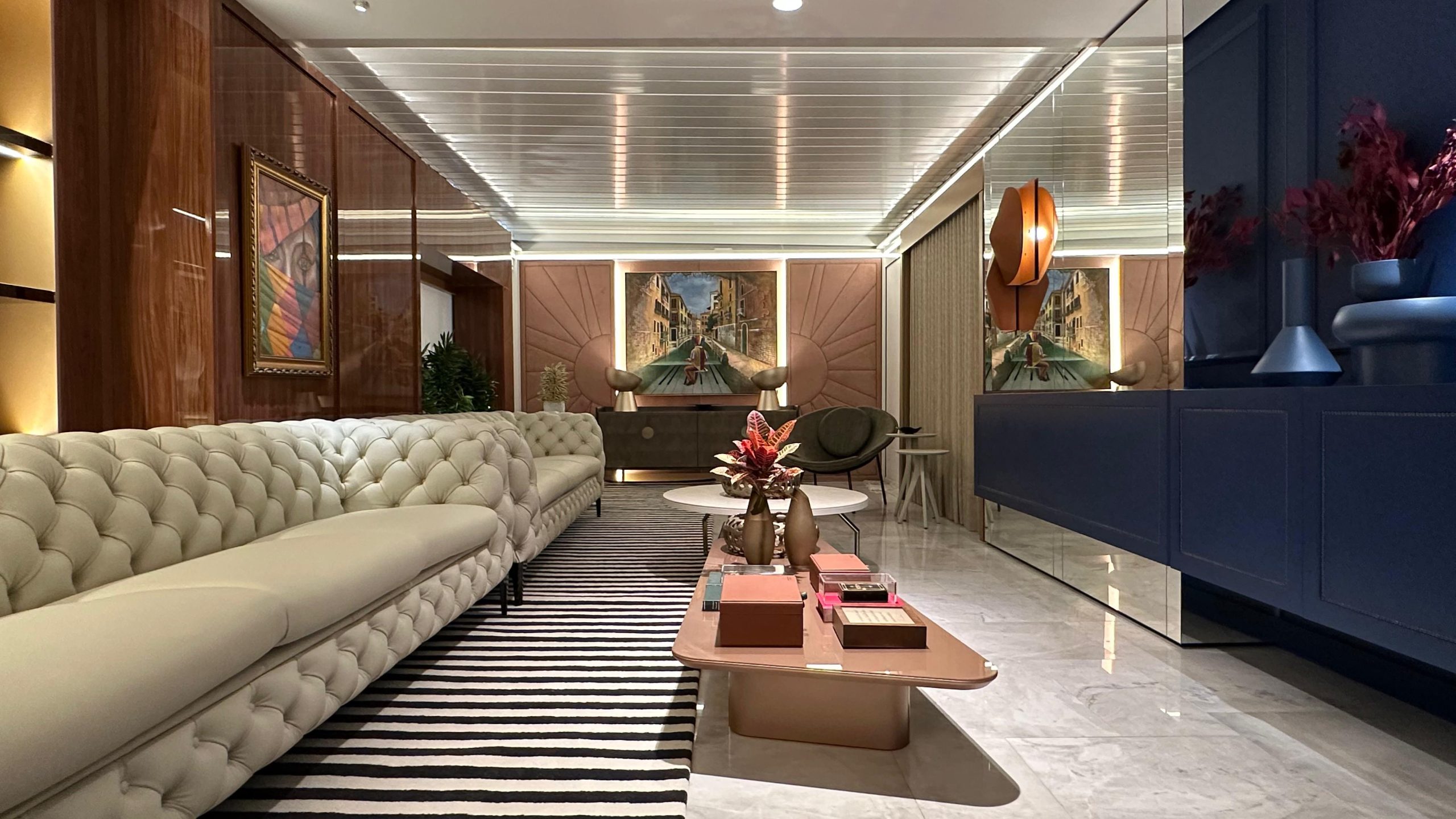 Ambiente “Códigos de Luxo” traz a sensorialidade da moda e da cor na arquitetura