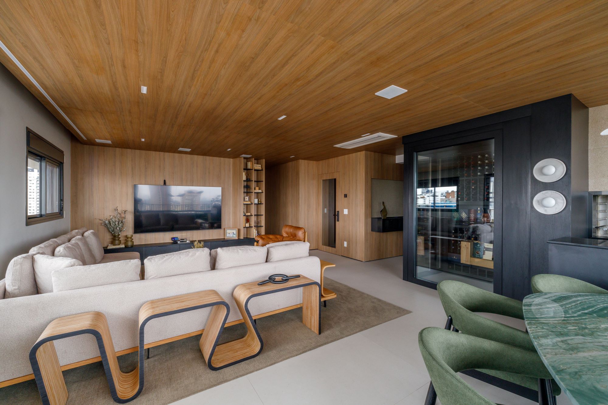 Integração e adega walk-in marcam projeto contemporâneo em apê de 180m²