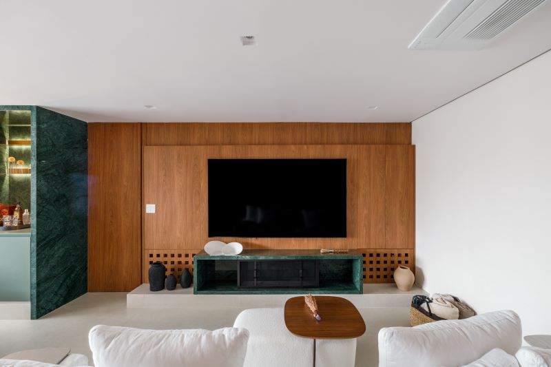 Projeto de Pedro Corulla e Yannick Athia transforma apartamento de 170m² em espaço sob medida para casal com gostos opostos