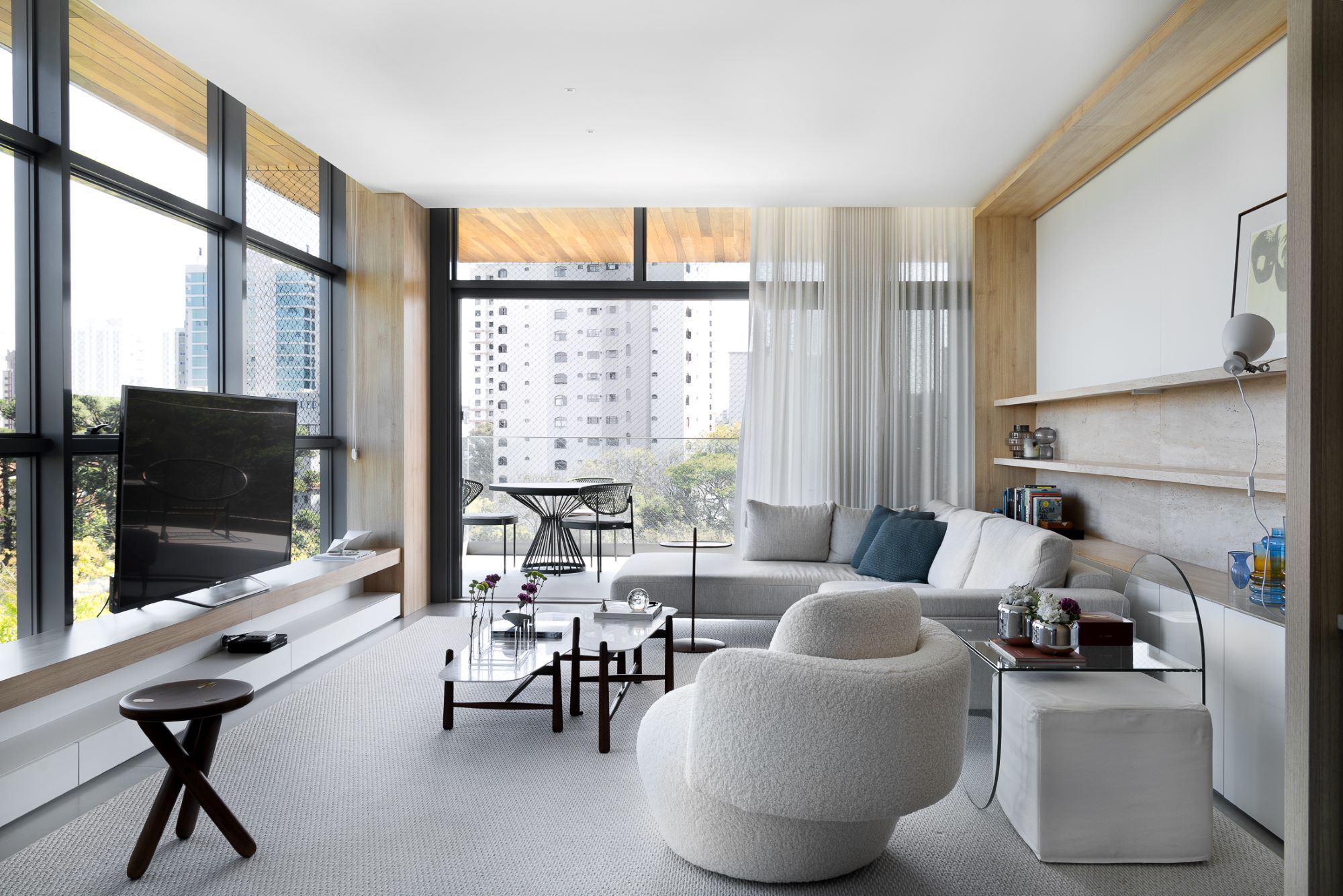 Com vistas para o skyline de Curitiba, Rodolfo Fontana assina o projeto minimalista “Whiskey”