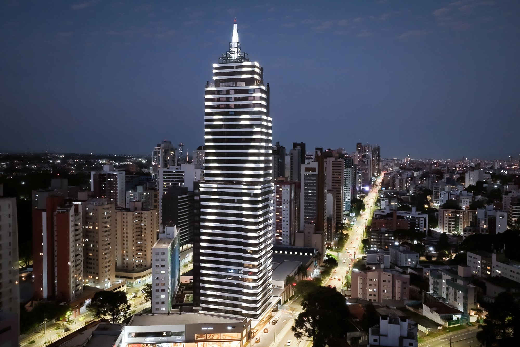 Curitiba volta a mirar o céu com o pináculo do Casa Milano