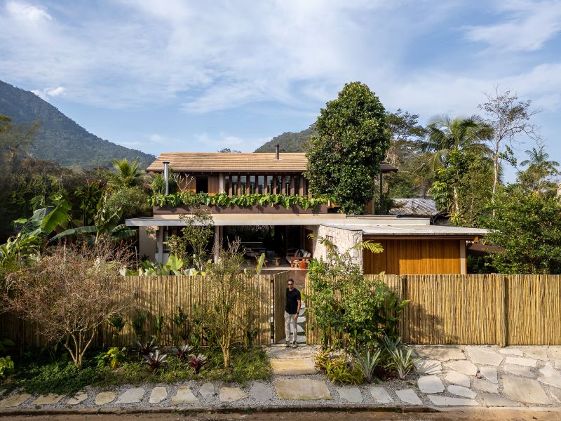 Residência DRN em Ubatuba, São Paulo, revela harmonia entre natureza, arquitetura e contemporaneidade