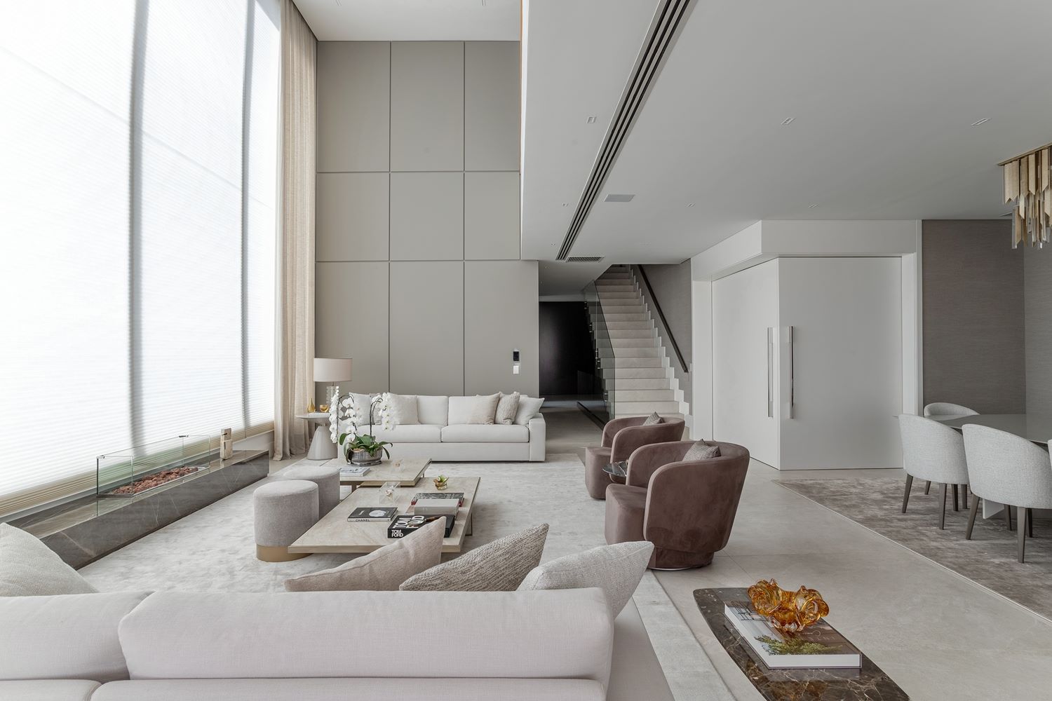 Residência de 1.050m² em Alphaville traz conceito de “alfaiataria em grande escala”