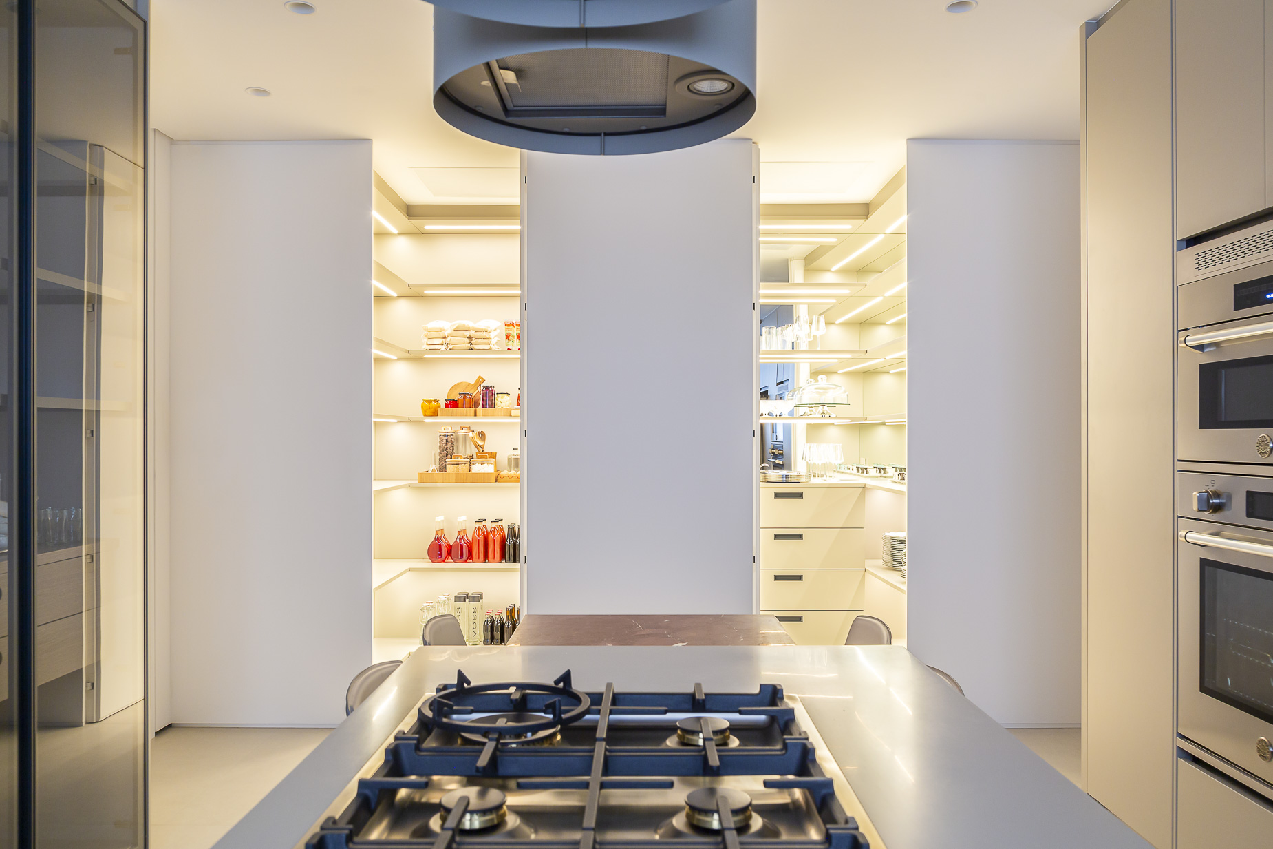 Cozinha do residencial de luxo Chateau Carmelo, da Construtora San Remo, é exemplo de sofisticação e design atemporal