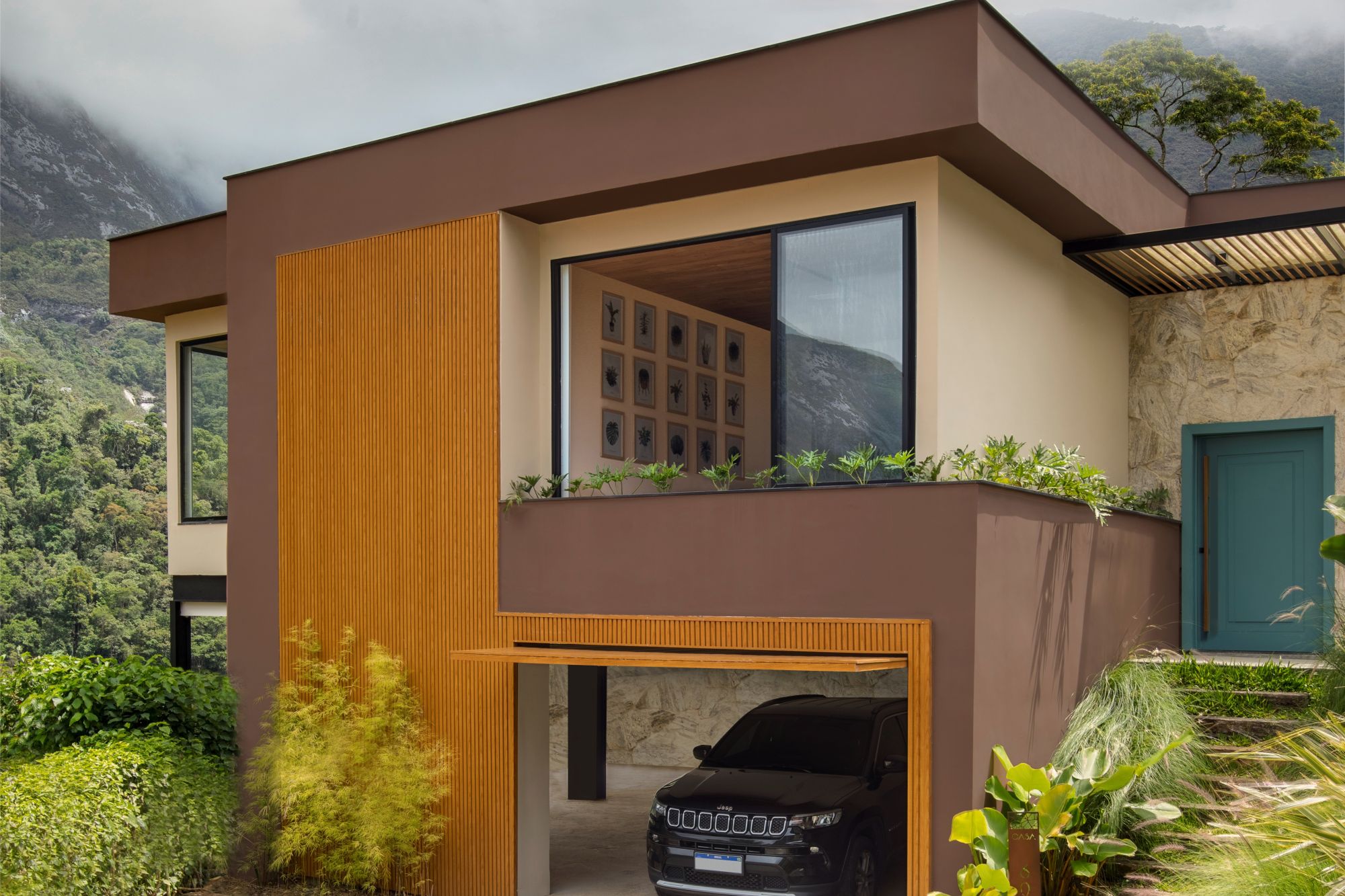 Casa colonial renasce como lar contemporâneo na serra