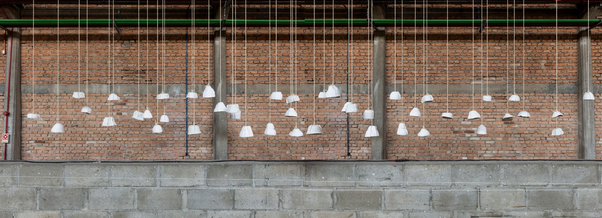 Finissage da exposição “Rastro Luminoso”, de Gabriella Marinho, terá visita guiada com a artista
