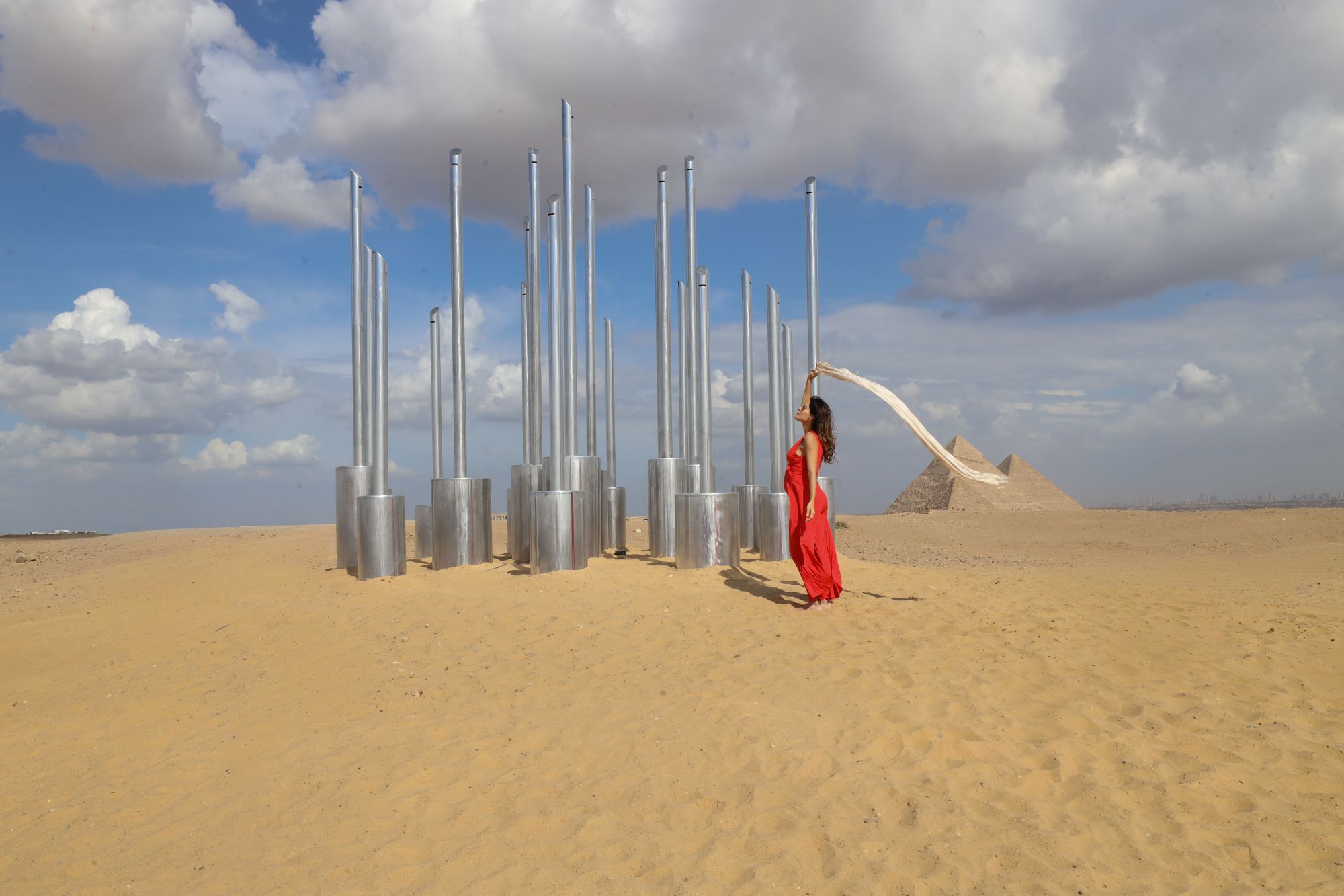 Instalação de Ana Ferrari encanta público na exposição Forever Is Now 2025 nas Pirâmides de Gizé