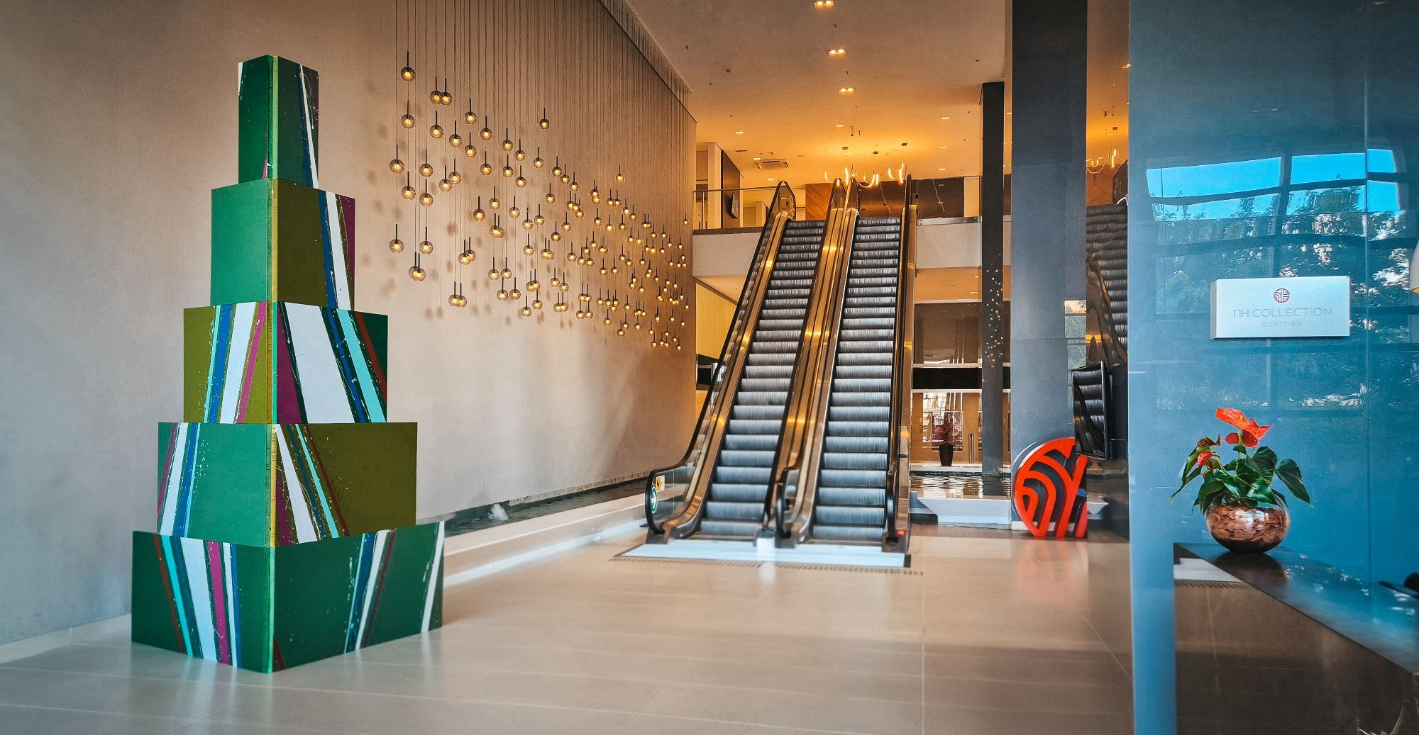 NH Collection Curitiba inaugura Árvore de Natal artística com obra conceitual