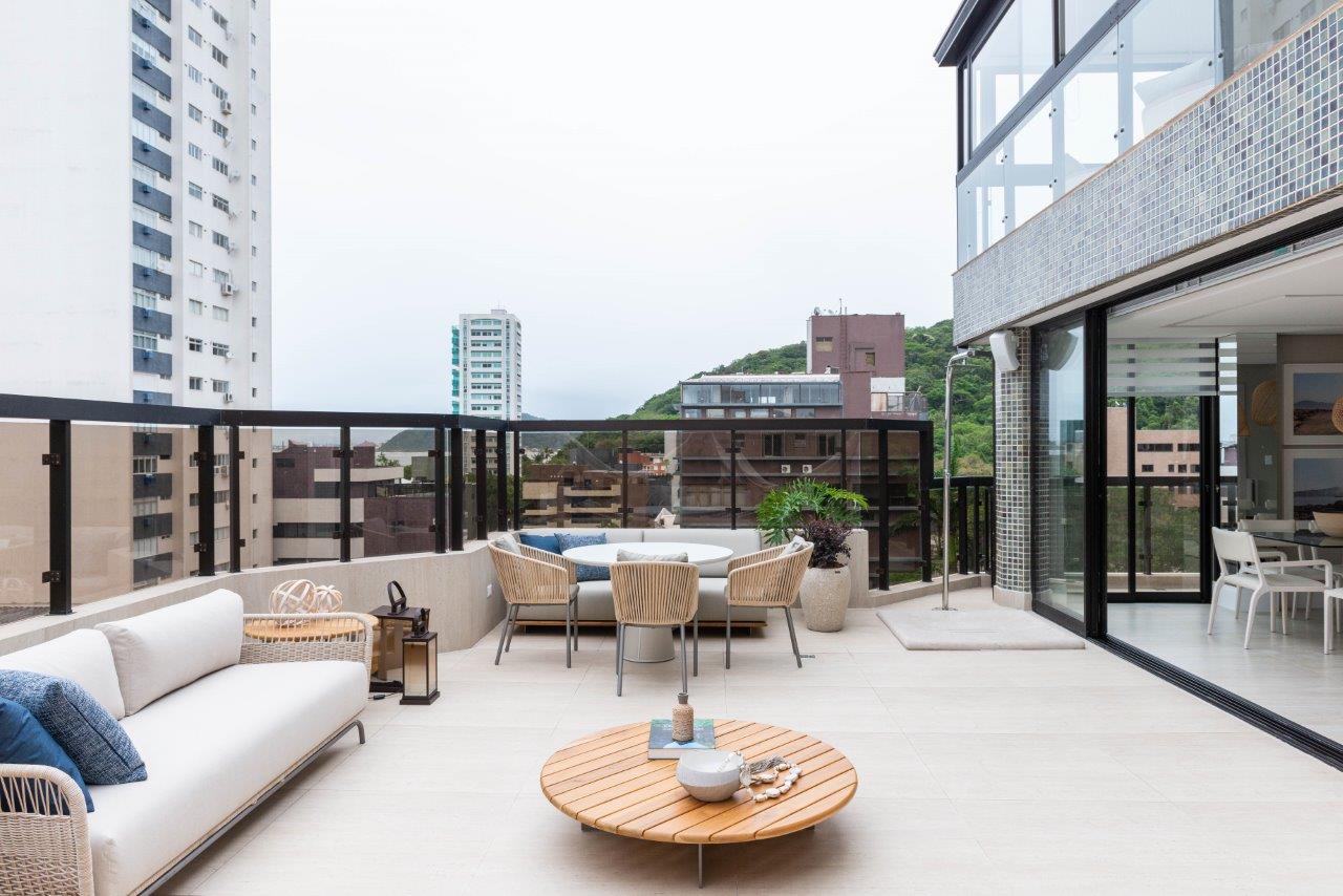 Cobertura de três pavimentos ganha nova vida com projeto de Caroline Andrusko Arquitetos