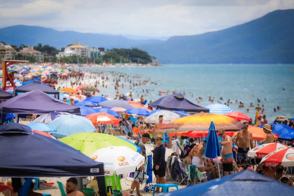 Brasil bate recorde de turismo internacional em 2025 e aquece destinos de lazer no Sul