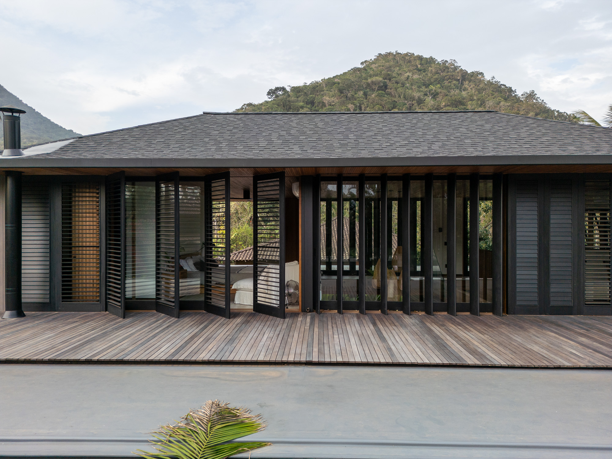 Residência JV em Ubatuba, em São Paulo, une volumetria contemporânea e integração à Mata Atlântica