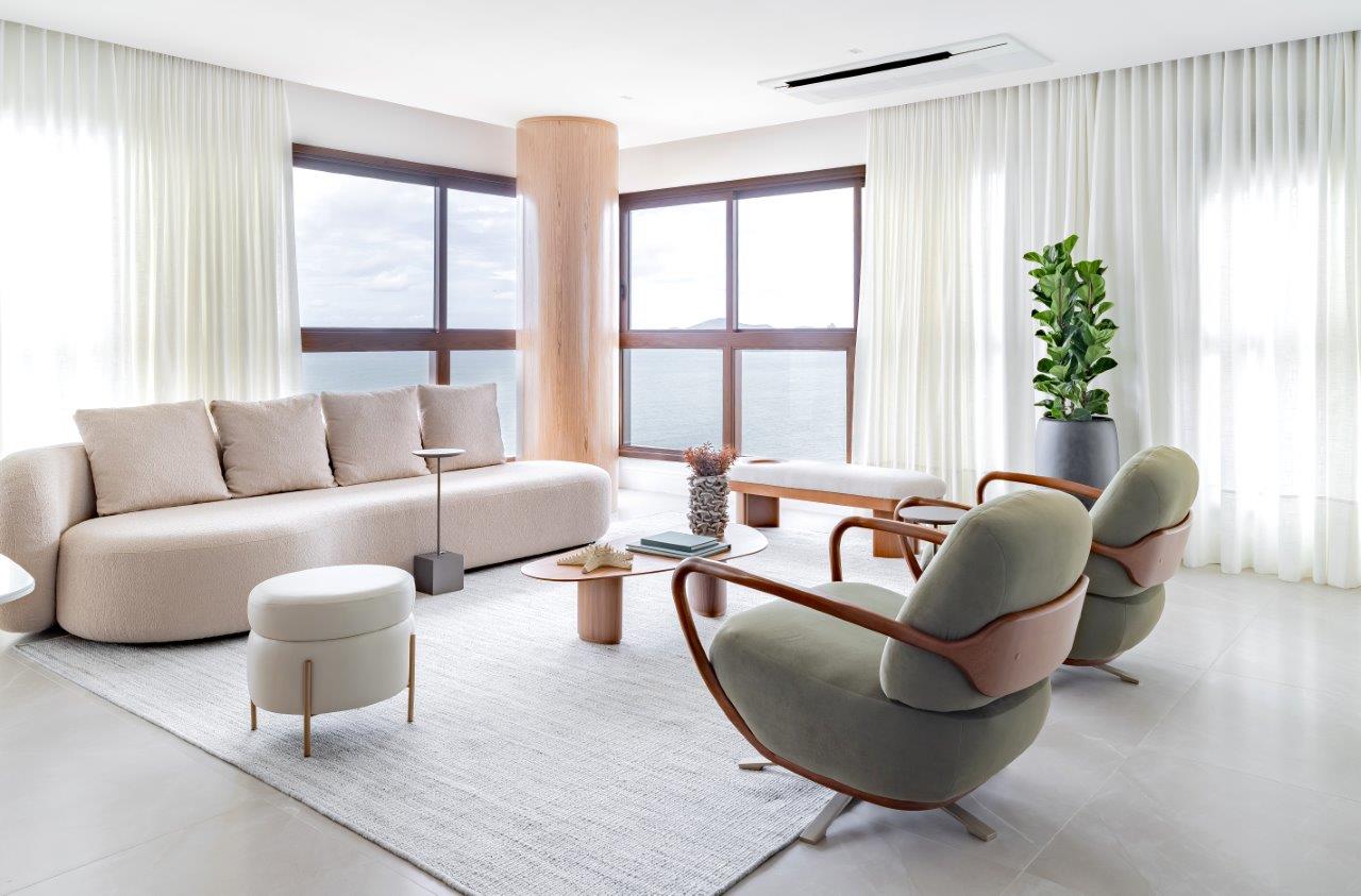 Com vista para o mar, apartamento assinado por Paulo Spessatto valoriza conforto e bem-estar no litoral de Santa Catarina