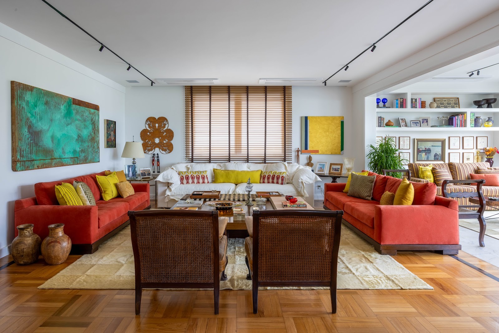 CASA NOVA PARA UM ACERVO AFETIVO, COLORIDO E RENOVADO
