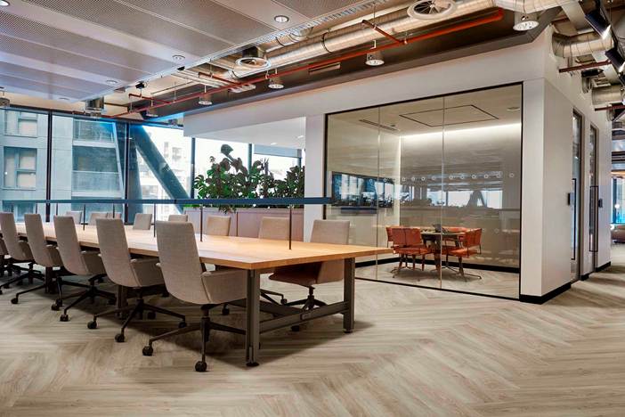 Tarkett amplia possibilidades de design em escritórios com lançamento da iD Square