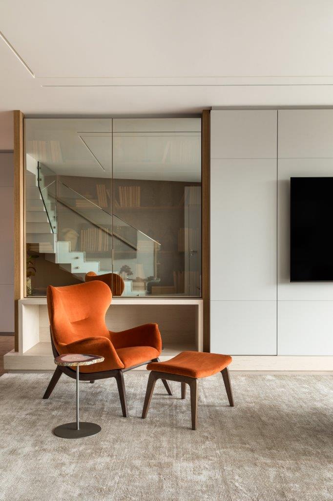 Equilíbrio entre conforto e design marca o novo lar de casal curitibano