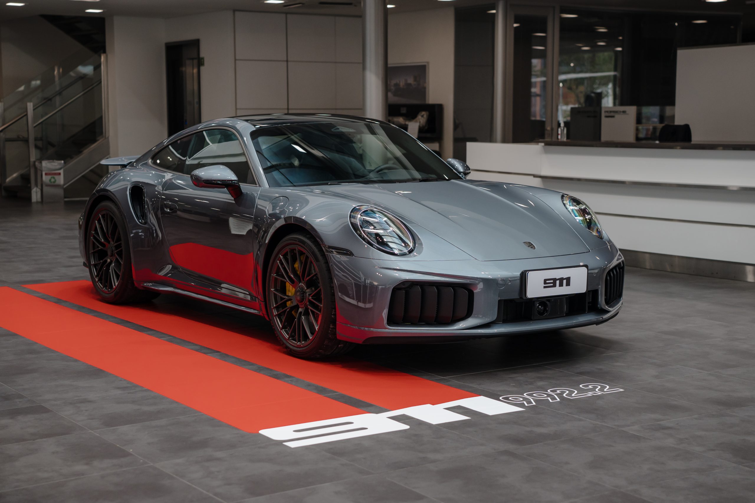 Stuttgart Porsche apresenta o novo 911 Turbo S em exposição de modelos clássicos