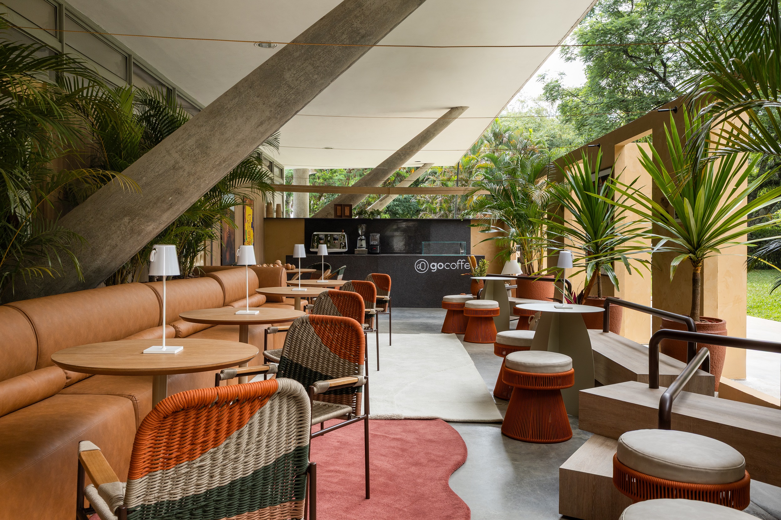 Go Coffee apresenta flagship inspirada no “caramelo” durante a Bienal de Arquitetura