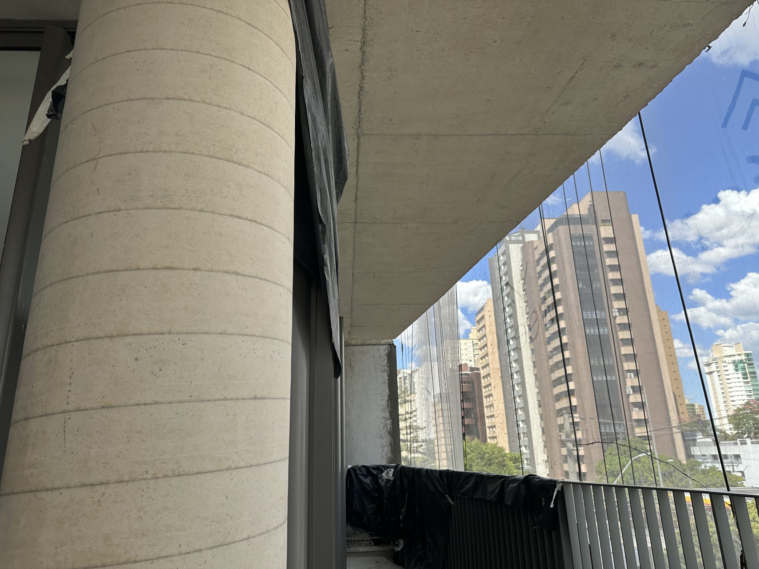 Edifícios de concreto aparente em bairros nobres de Curitiba resgatam estética brutalista