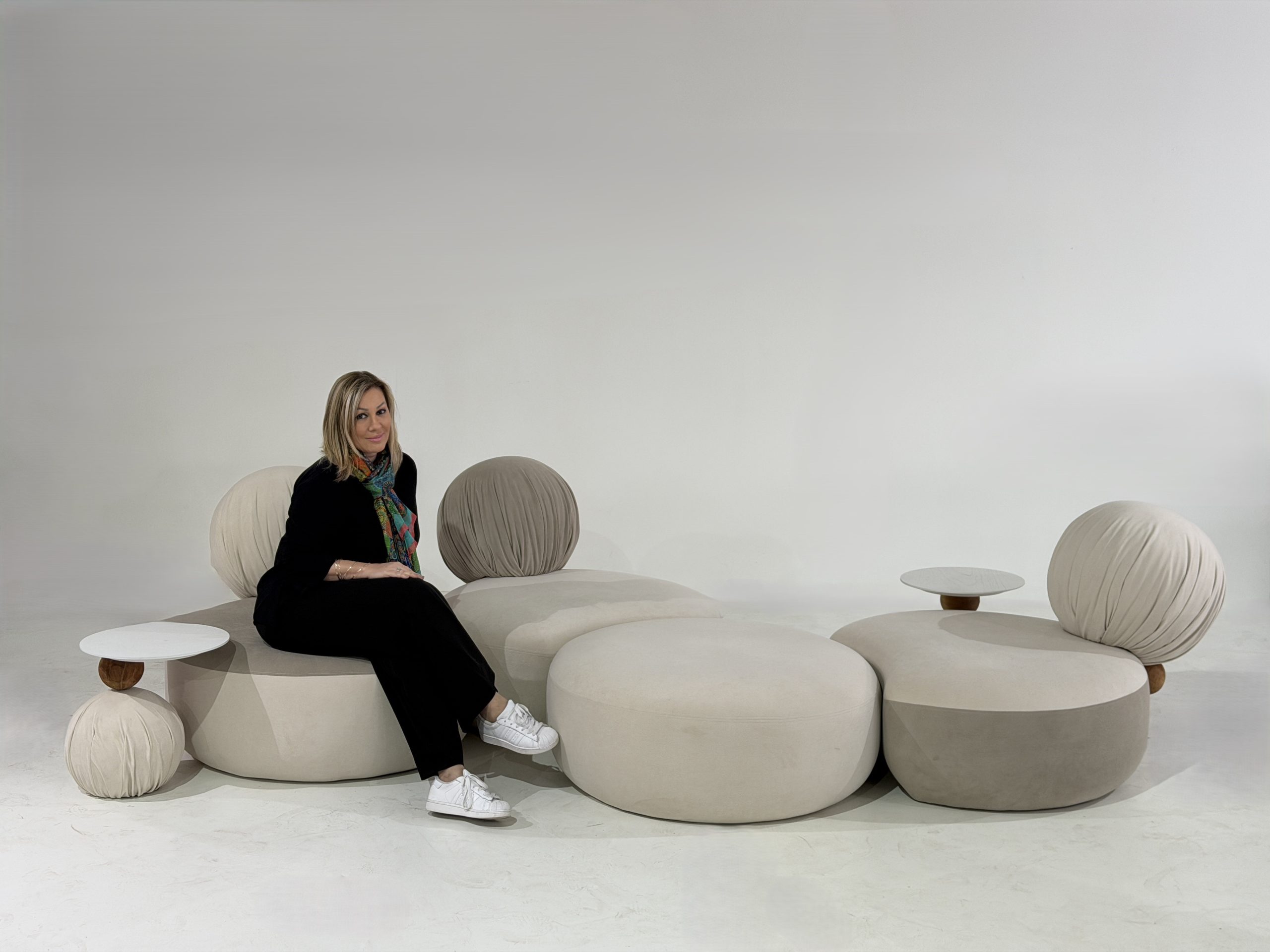 Designer Anna Maya revela o Sofá Ginga, seu novo lançamento, durante o Salone del Mobile Milano 2026