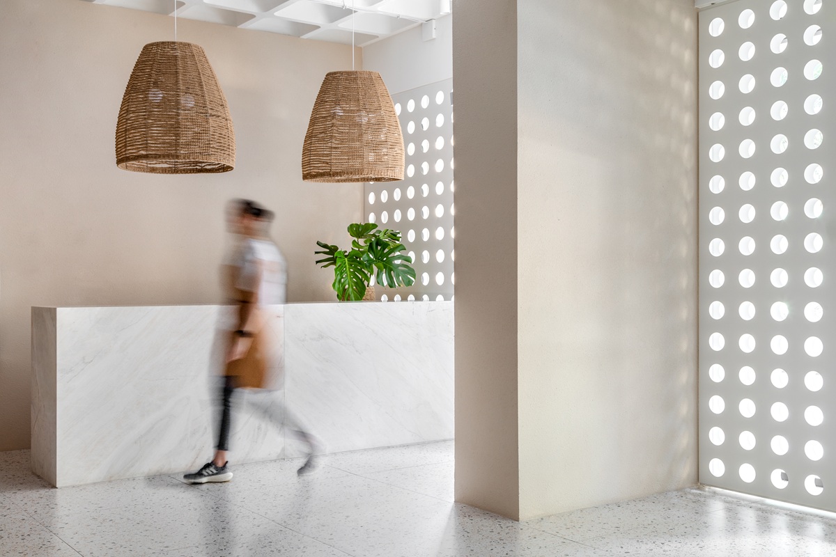 Arquitetura sensorial transforma ateliê de pães e doces em refúgio urbano de experiência
