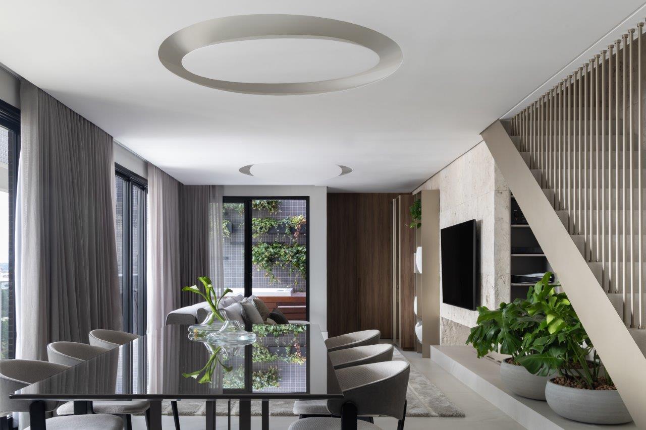 Vista privilegiada e atmosfera de casa orientam projeto de apartamento em Curitiba