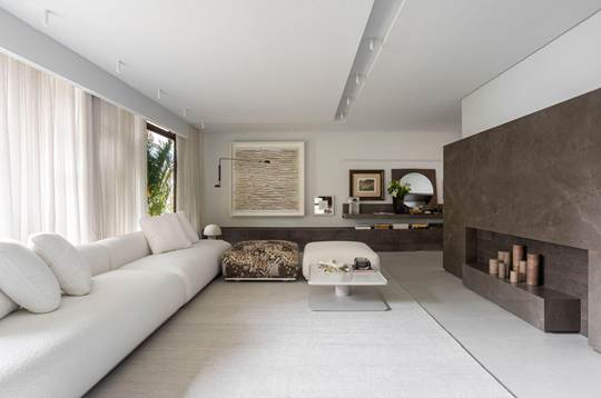 Arquitetura etérea: entre luz e materialidade, design autoral e obras exclusivas definem Living com Bar
