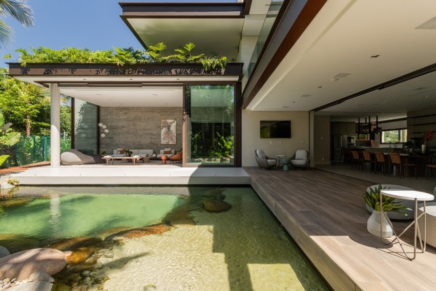Residência no interior de São Paulo traz planta fluída, ambientes com abundante iluminação natural e tecnologia, sem perder de vista o aconchego