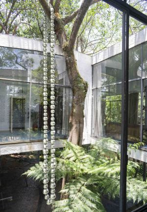 Jean-Michel Othoniel apresenta a exposição individual “Poetic Living” no Instituto Bardi – Casa de Vidro