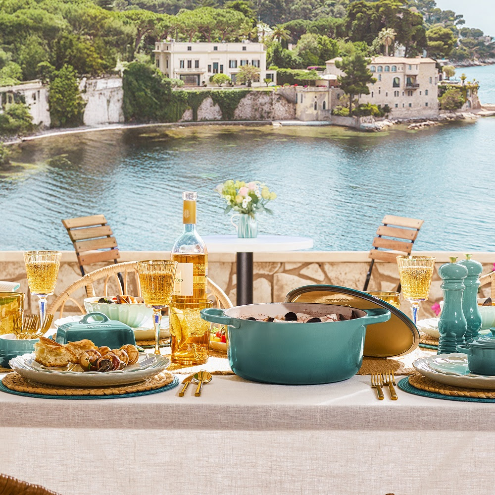 Le Creuset apresenta Bleu Riviera e transforma o lar em um refúgio à Riviera Francesa