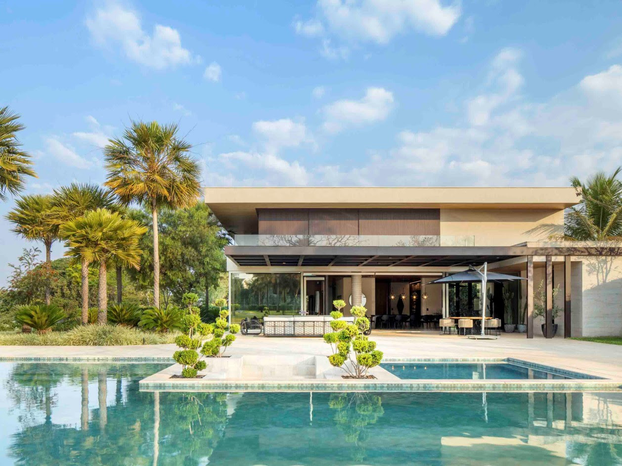 Sofisticação em meio ao verde: paisagismo valoriza a arquitetura e promove bem-estar