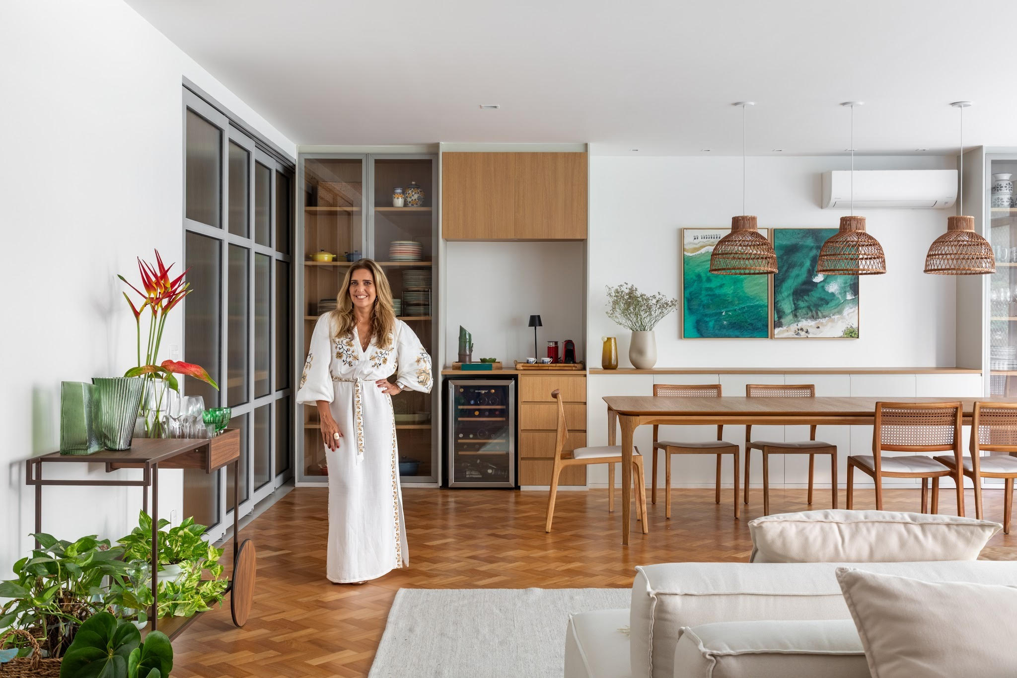 PROJETO DE FERNANDA MEDEIROS EM COPACABANA PRESERVA PISO ORIGINAL E MARCENARIA, APOSTA NA INTEGRAÇÃO DOS AMBIENTES E INCLUI SOLUÇÕES PRÁTICAS PARA O DIA A DIA COM PETS