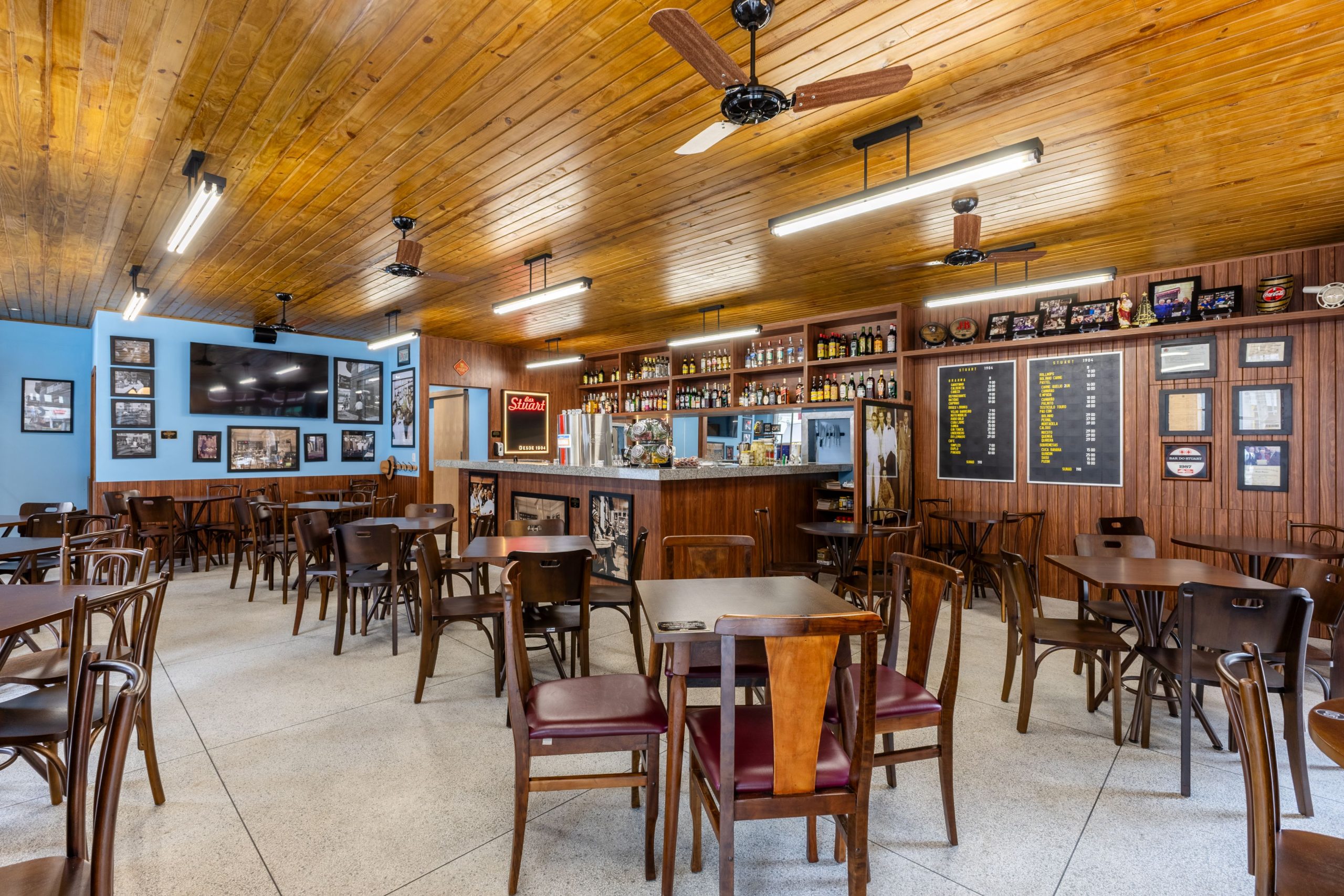 Bar Stuart reabre as portas em Curitiba com projeto que transforma memória em arquitetura