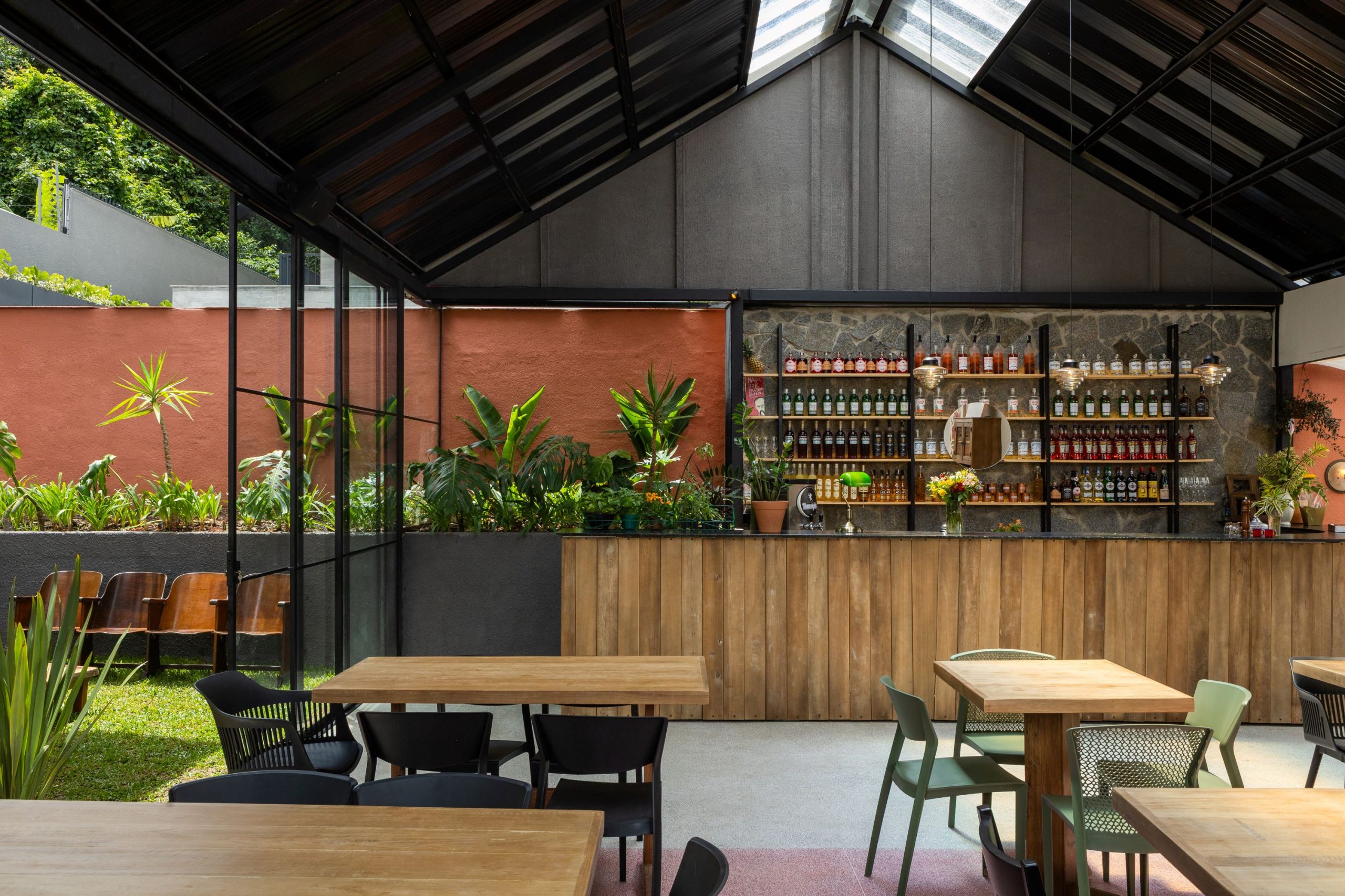 Arquitetura despretensiosa e cheia de personalidade: André Henning assina projeto do Floreria Café Bar, em Curitiba