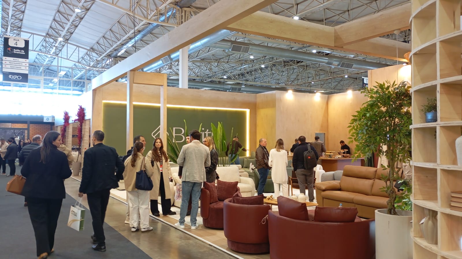 Terceiro dia do Salão de Gramado confirma excelente fluxo de visitantes e fortalece os negócios da indústria moveleira