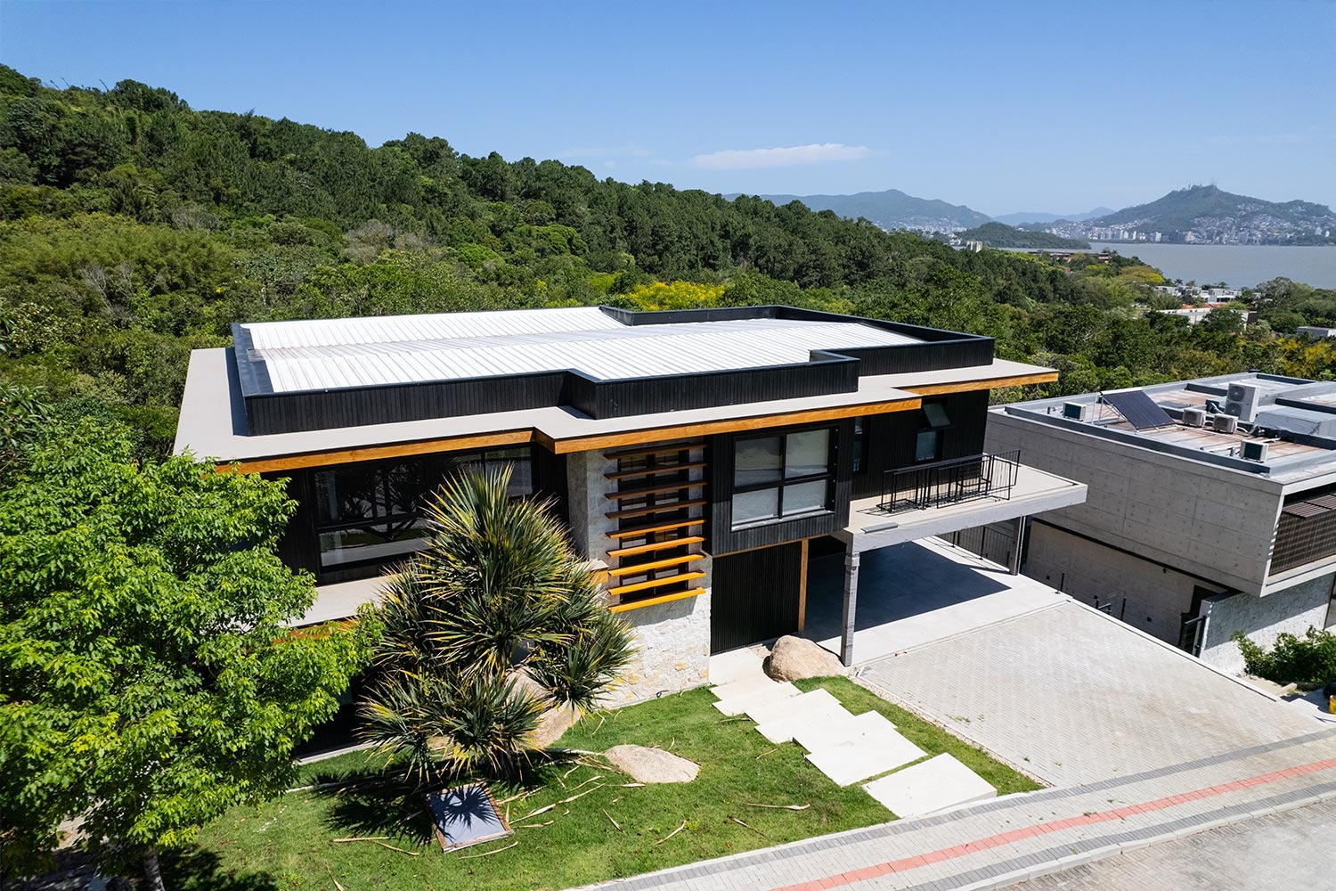 A casa como refúgio: por que a madeira engenheirada virou desejo