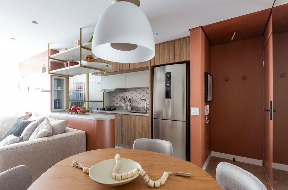 Décor feminino e design orgânico dão o tom em reforma de apartamento para uma jovem profissional da moda