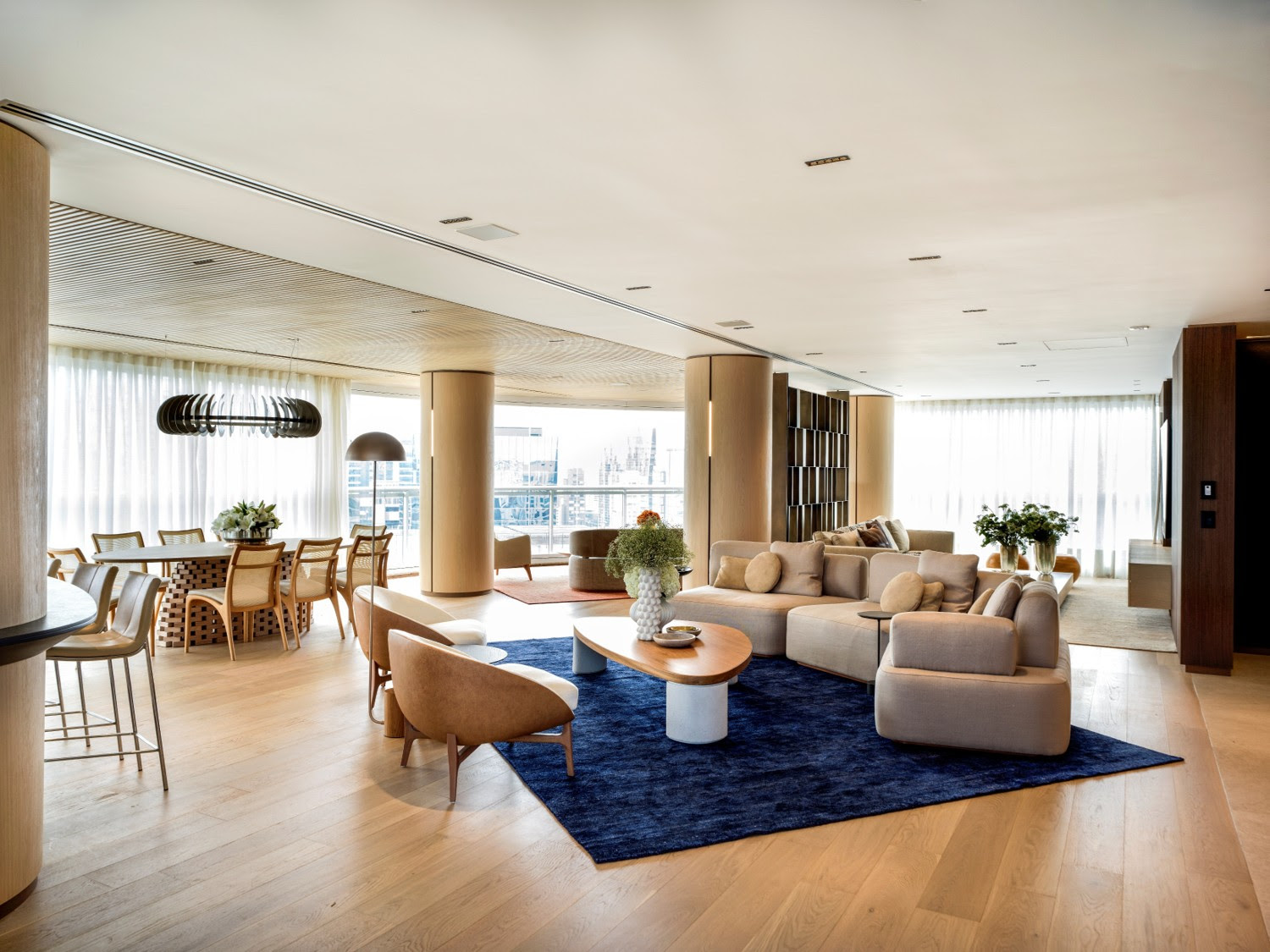 A vida ao redor da ilha: apartamento de planta curva com interiores acolhedores e integrados traduz nova fase de vida dos proprietários