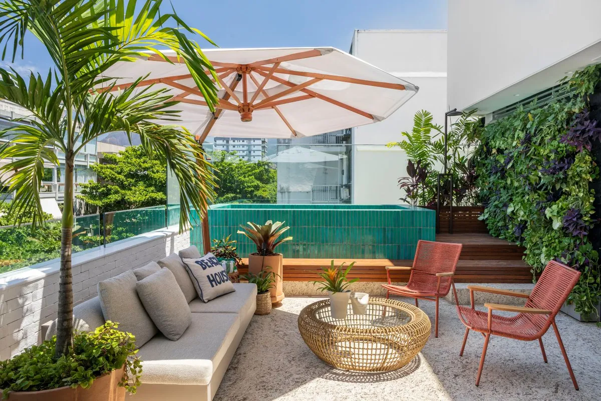 COBERTURA EM IPANEMA SE TRANSFORMA EM REFÚGIO CONTEMPORÂNEO INSPIRADO PELA VIDA À BEIRA-MAR
