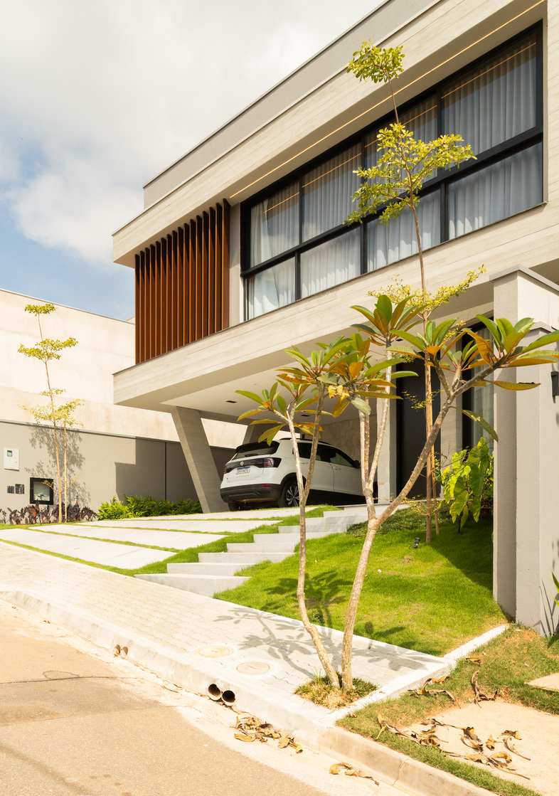 Casa R|M, assinado pelo escritório Casalli Arquitetura, traduz arquitetura contemporânea com integração total entre natureza, acolhimento e convivência familiar